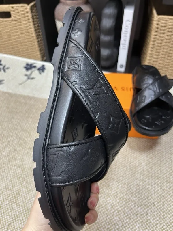 P270🏆Louis Vuitton 🏆[Louis Vuitton] Spring/Summer 2025 [Men's Flip Flops] 🎯🎯As an active family in the fashion industry ⭐ Lv is characterized by bold innovation ⚡Create this casual business style for Chinese fashionable men ✨The fabric is made of imported high-grade cowhide 🔥 Clean and neat ⚡Fashionable and elegant🌹Breathable, sweat-absorbent and deodorant👈So luxurious, high-end and domineering. 👍Must be sold if you repost the picture. Number of yards: 38--46. Color: 🎉 For large quantities. Welcome to repost.